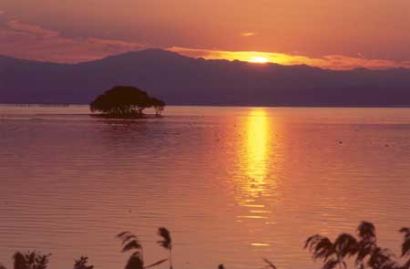 琵琶湖の夕暮れ